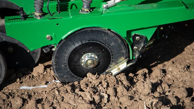 Alternating leading edge opener blades