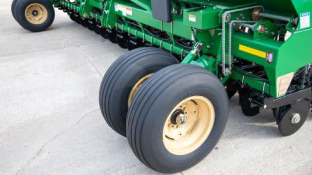 Single or dual gauge wheels