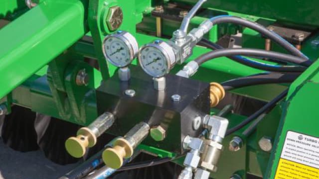 Transfert de poids hydraulique de série (modèles de 18 pi et plus)